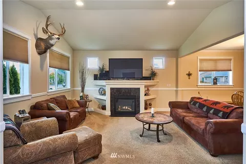 410 Bondgard Ave E, Enumclaw, WA 98022 photo 2