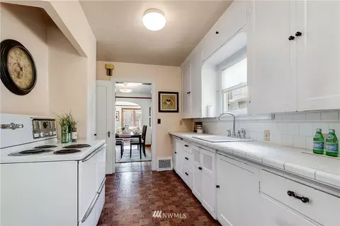 552 N 73rd St, Seattle, WA 98103 photo 10