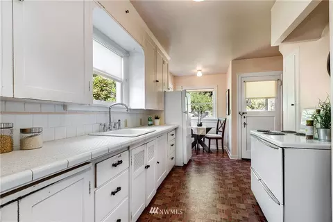552 N 73rd St, Seattle, WA 98103 photo 9