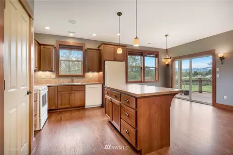 525 E 3rd St, Sumas, WA 98295 photo 4