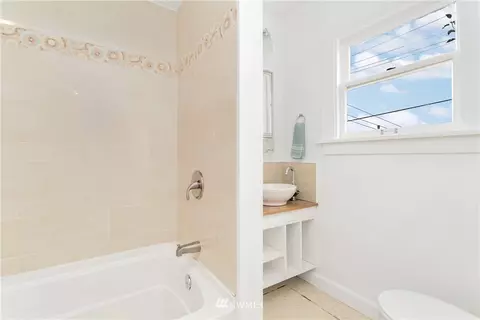 2621 E Pine St, Seattle, WA 98122 photo 8