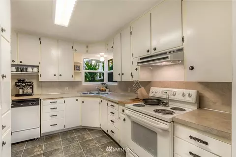 910 Myrtine St, Enumclaw, WA 98022 photo 3