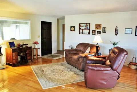 734 E Spruce St, Sequim, WA 98382 photo 2
