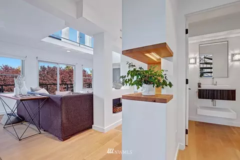 2425 E Helen St, Seattle, WA 98112 photo 9