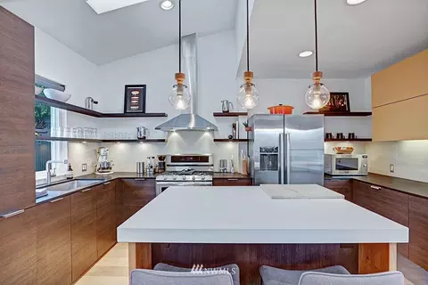 2425 E Helen St, Seattle, WA 98112 photo 8