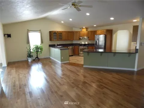720 Elm St, Othello, WA 99344 photo 2