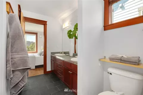 2004 Yale Ave E, Seattle, WA 98102 photo 15