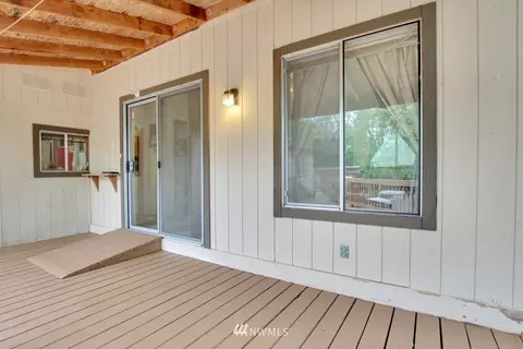 939 Tipsoo Loop N, Rainier, WA 98576 photo 2