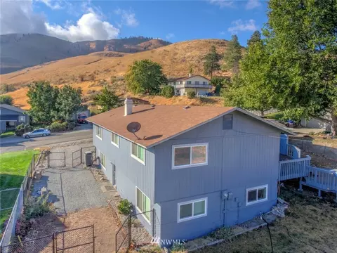 209 E Franklin Ave, Chelan, WA 98816 photo 3