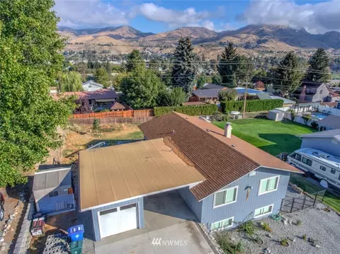 209 E Franklin Ave, Chelan, WA 98816 photo 2