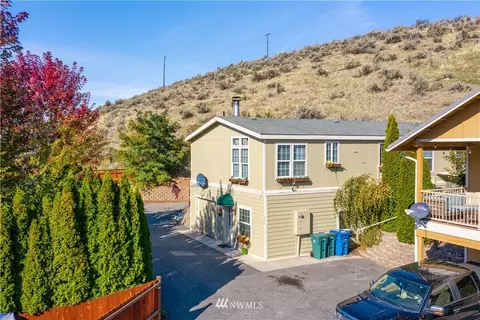 703 E Johnson Ave, Chelan, WA 98816 photo 2