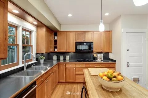 1075 25th Ave E, Seattle, WA 98112 photo 9