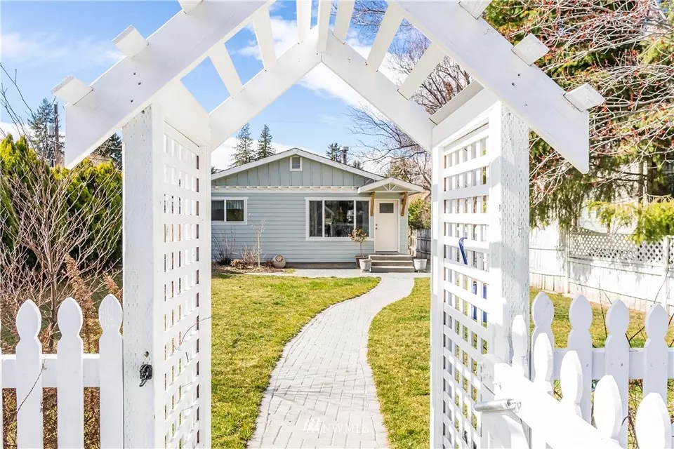  324 S 1st St, Chelan, WA 98816 photo 1