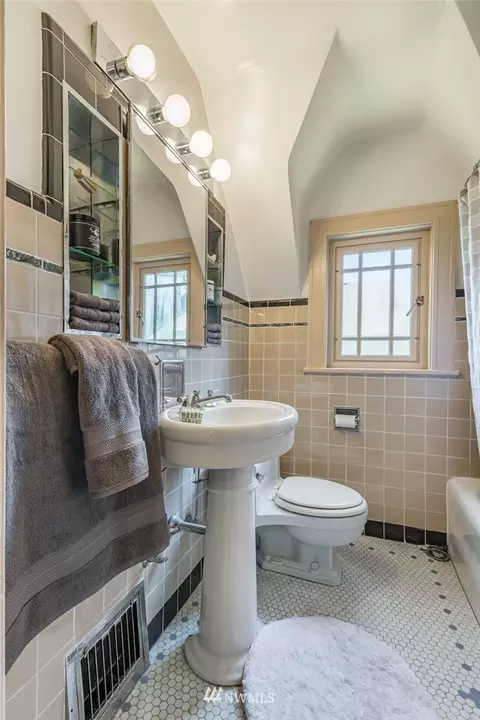 2525 E Calhoun St, Seattle, WA 98112 photo 25