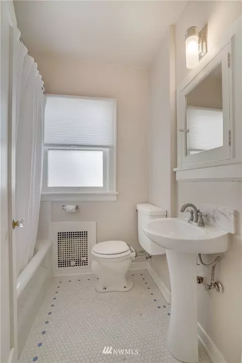 548 N 68th St, Seattle, WA 98103 photo 11