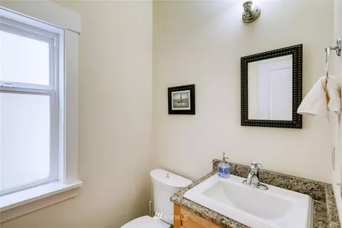 1709 E Marion St, Seattle, WA 98122 photo 16
