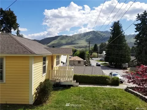 622 N Cedar St, Chelan, WA 98816 photo 2