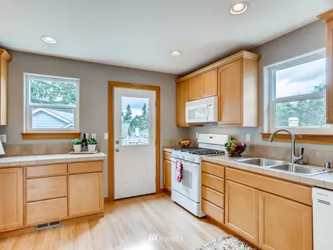 425 46th St SE, Everett, WA 98203 photo 2