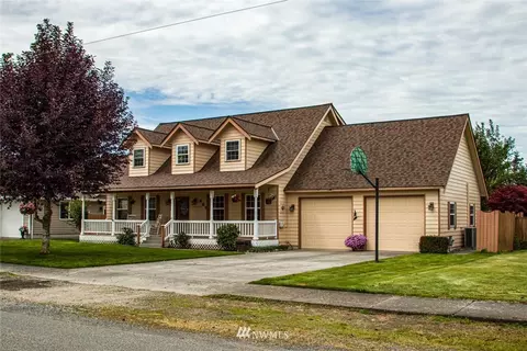 607 E 4th St, Nooksack, WA 98276 photo 2