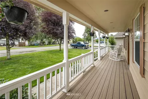 607 E 4th St, Nooksack, WA 98276 photo 4