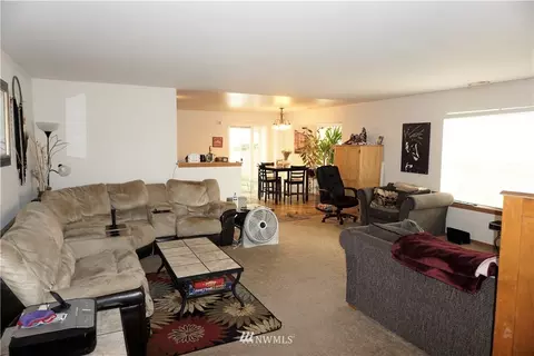 912 Daffodil Ave NE, Orting, WA 98360 photo 3