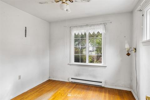 9233 Phinney Ave N, Seattle, WA 98103 photo 14