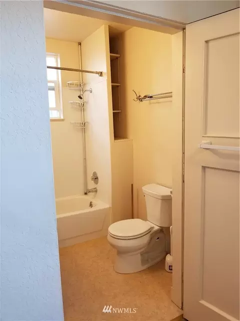 1010 N 45th St, Seattle, WA 98103 photo 8
