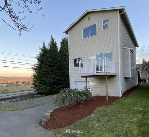 566 E Marine View Dr #A, Everett, WA 98201 photo 2
