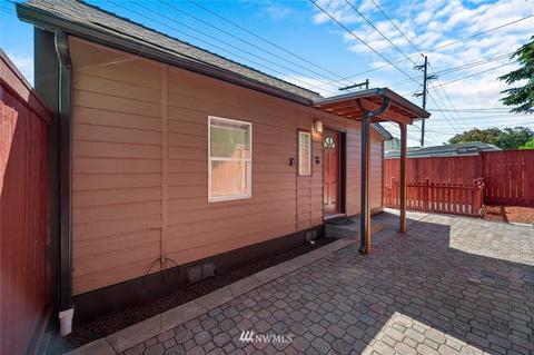 1109 E Marine View Dr, Everett, WA 98201 photo 1