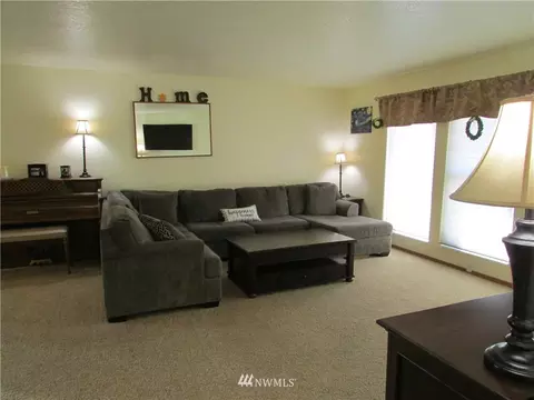 393 W Maple St, Sequim, WA 98382 photo 2