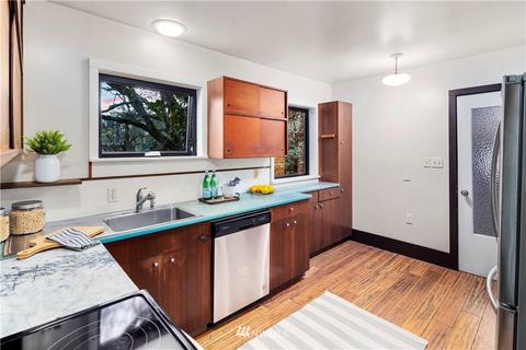 2235 E Crescent Dr, Seattle, WA 98112 photo 3