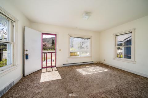 325 E Okanogan Ave, Chelan, WA 98816 photo 3