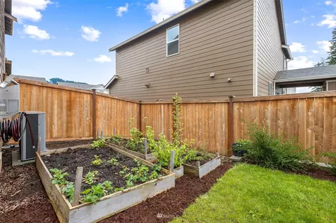 977 Petersen Dr E, Enumclaw, WA 98022 photo 4