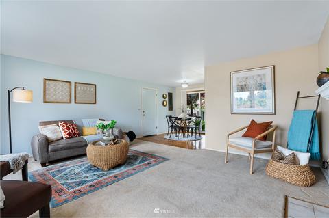 1045 E Maple St, Kent, WA 98030 photo 2
