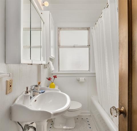 552 N 68th St, Seattle, WA 98103 photo 12
