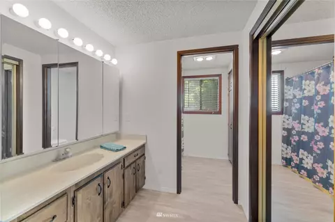 Bath - 22 Miller Rd, Chelan, WA 98816 photo 2 of 3