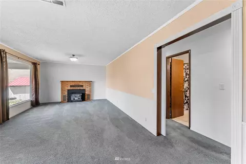 Living - 22 Miller Rd, Chelan, WA 98816 photo 4 of 5