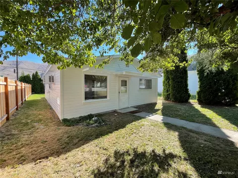 222 E Chelan Ave, Chelan, WA 98816 photo 1