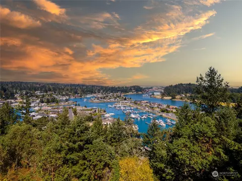 574 Klamath Dr, La Conner, WA 98257