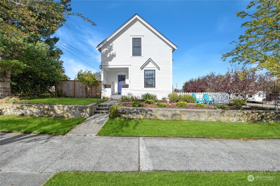  1404 10th St, Anacortes, WA 98221 photo 2