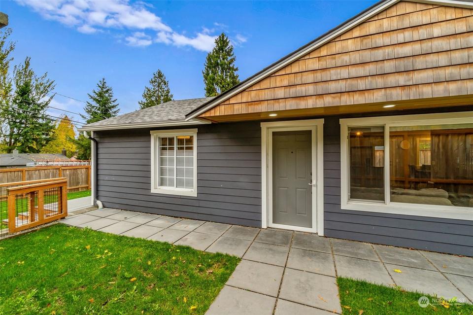  2022 137th St, Seattle, WA 98125 photo 2