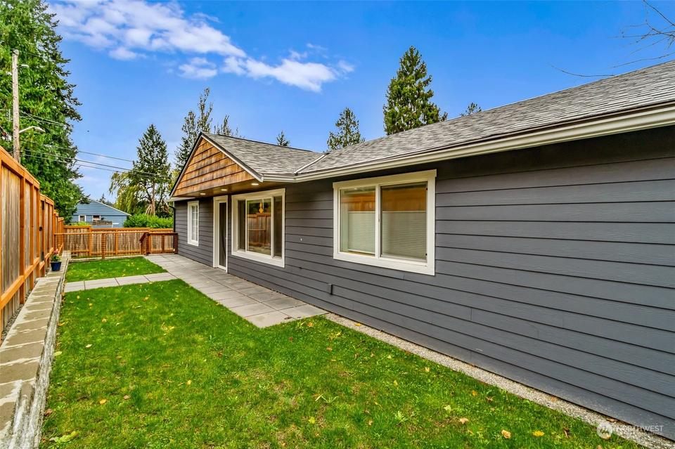 2022 137th St, Seattle, WA 98125 photo 3