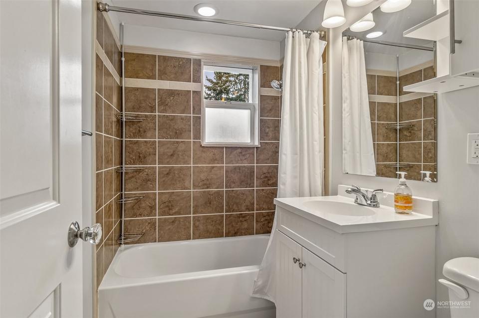  2022 137th St, Seattle, WA 98125 photo 25