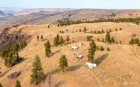 100 Pine Bluffs Ln, Waterville, WA 98858