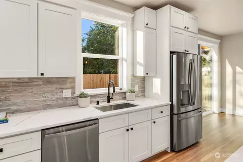 Kitchen - 2402 124th St SE, Everett, WA 98208 photo 6 of 6