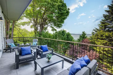 5235 SW Jacobsen Rd, Seattle, WA 98116
