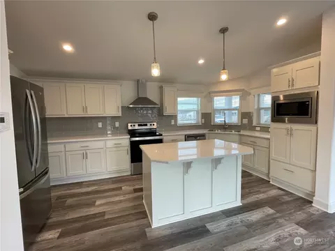 911 N Iris Ave, Sequim, WA 98382 photo 3