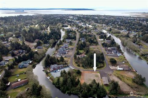 738 Island Cir SE, Ocean Shores, WA 98569