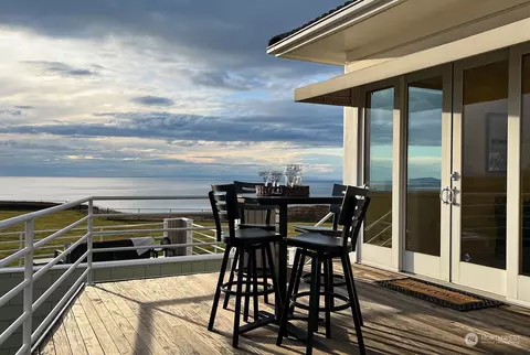 1241 W Beach Rd, Oak Harbor, WA 98277