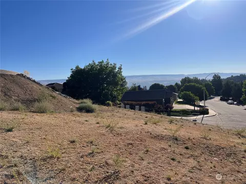 800 Castle Heights Dr, Wenatchee, WA 98801